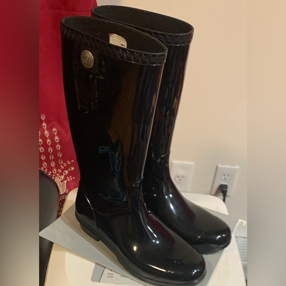 Preowned Ugg Women’s Black Shaye Rain Boots